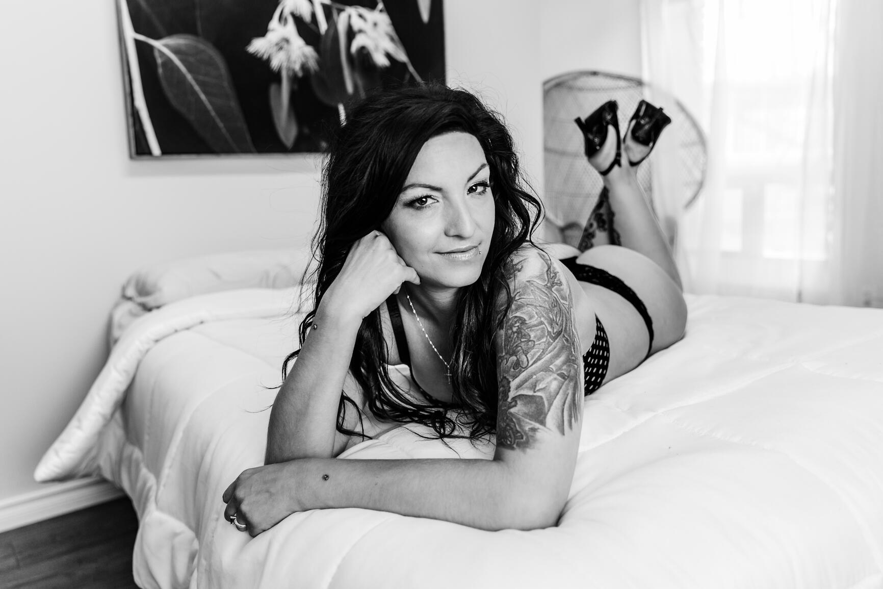 Photo femme boudoir Photo femme boudoir sur un lit dans le studio de Québec