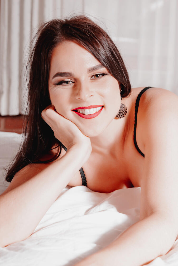 Résultat femme souriant durant sa séance photo boudoir à Québec