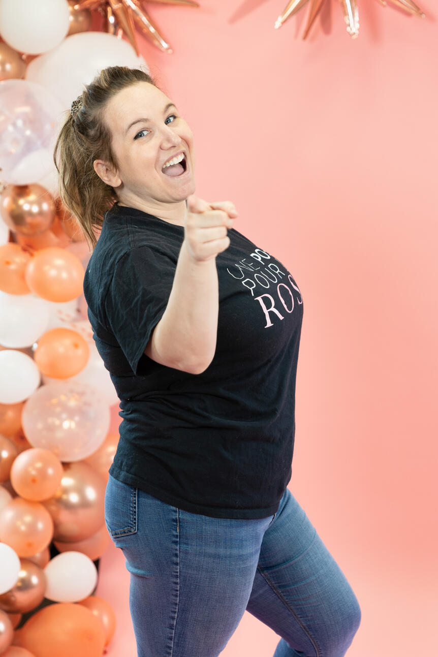 Photo professionnelle de Vanessa Bouger Photographe sur fond rose